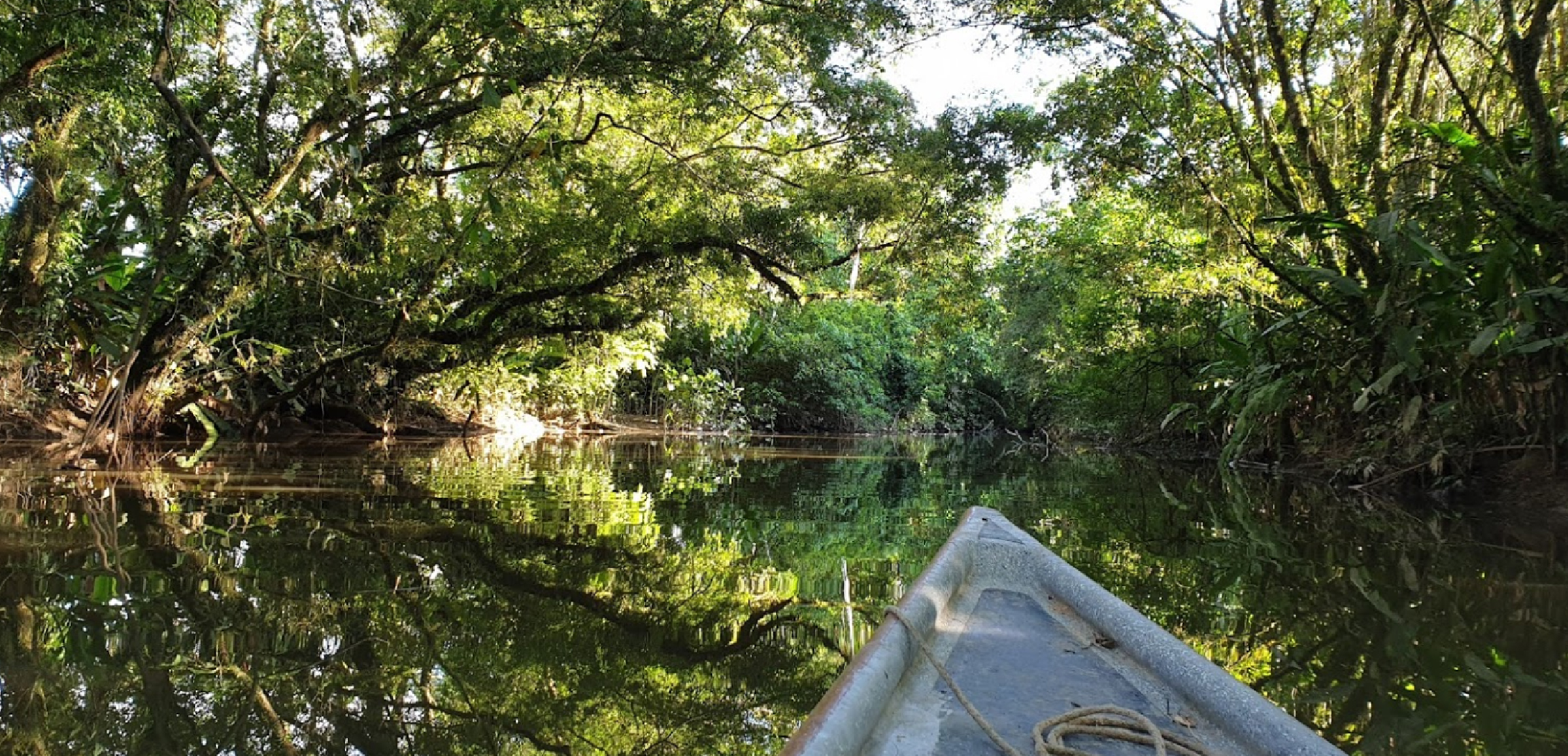 SATENA - Navegando en un bote de madera a través del rio Putumayo